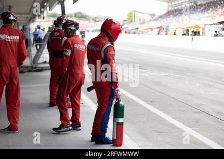 Suzuka, Japan, 6. August 2023. Pit Crew beim 44. Coca-Cola Suzuka 8hr Endurance Race 2023 in Suzuka, Japan. Kredit: Ivica Glavas/Speed Media/Alamy Live News Stockfoto