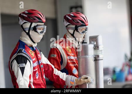 Suzuka, Japan, 6. August 2023. Pit Crew beim 44. Coca-Cola Suzuka 8hr Endurance Race 2023 in Suzuka, Japan. Kredit: Ivica Glavas/Speed Media/Alamy Live News Stockfoto