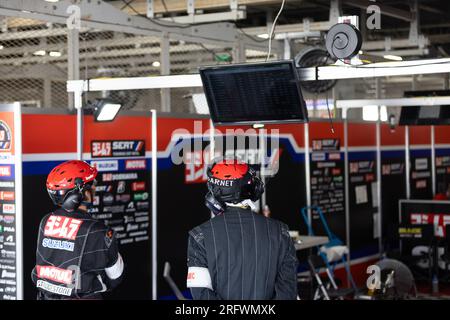 Suzuka, Japan, 6. August 2023. Pit Crew beim 44. Coca-Cola Suzuka 8hr Endurance Race 2023 in Suzuka, Japan. Kredit: Ivica Glavas/Speed Media/Alamy Live News Stockfoto