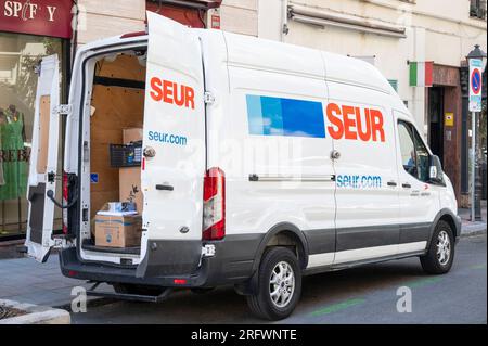 Madrid, Spanien. 2. Aug. 2023. Das spanische Paketzustelldienstunternehmen Seur sah einen Lieferwagen, der während der Lieferung von Bestellungen in Spanien stationiert war. (Kreditbild: © Xavi Lopez/SOPA Images via ZUMA Press Wire) NUR REDAKTIONELLE VERWENDUNG! Nicht für den kommerziellen GEBRAUCH! Stockfoto
