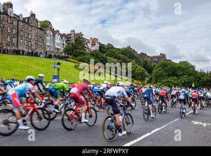 Edinburgh, Schottland, Vereinigtes Königreich, 6. August 2023. UCI World Championship Elite Cycling Road Race für Herren: Die Radfahrer radeln den Hügel hinunter, bevor das Rennen über 270km km bis zum Ziel läuft. Kredit: Sally Anderson/Alamy Live News Stockfoto