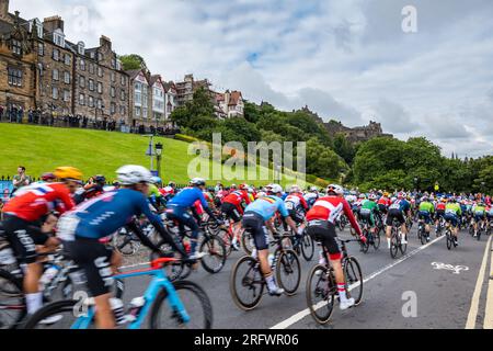 Edinburgh, Schottland, Vereinigtes Königreich, 6. August 2023. UCI World Championship Elite Cycling Road Race für Herren: Die Radfahrer radeln den Hügel hinunter, bevor das Rennen über 270km km bis zum Ziel läuft. Kredit: Sally Anderson/Alamy Live News Stockfoto