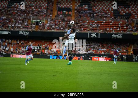 Valencia, Spanien. 05. Aug. 2023. Leon Bailey von Aston Villa FC (L) und Thierry Correia von Valencia CF (R) in Aktion während der regulären Vorsaison La Liga EA Sport zwischen Valencia CF und Aston Villa FC im Mestalla Stadium. Endstand: Valencia CF 1:2 Aston Villa FC. Kredit: SOPA Images Limited/Alamy Live News Stockfoto