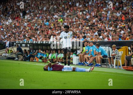 Valencia, Spanien. 05. Aug. 2023. Leon Bailey von Aston Villa FC (L) und Thierry Correia von Valencia CF (R) in Aktion während der regulären Vorsaison La Liga EA Sport zwischen Valencia CF und Aston Villa FC im Mestalla Stadium. Endstand: Valencia CF 1:2 Aston Villa FC. Kredit: SOPA Images Limited/Alamy Live News Stockfoto