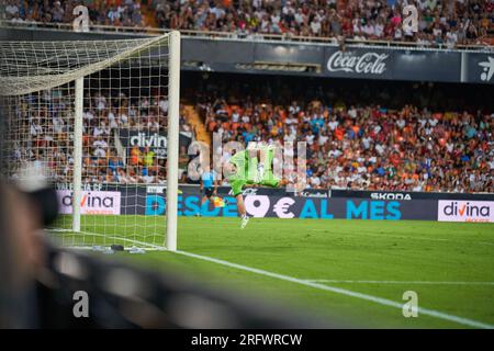 Valencia, Spanien. 05. Aug. 2023. Emiliano Martinez Dibu vom Aston Villa FC in Aktion während der regulären Vorsaison La Liga EA Sport zwischen Valencia CF und Aston Villa FC im Mestalla Stadium. Endstand: Valencia CF 1:2 Aston Villa FC. Kredit: SOPA Images Limited/Alamy Live News Stockfoto