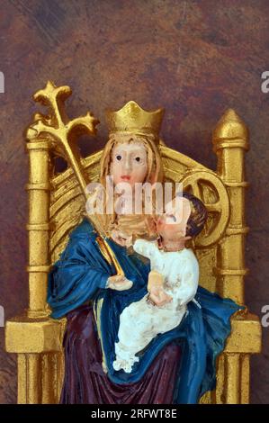 Model der Muttergottes von Walsingham, die auf goldenem Thron sitzt, mit Krone und Stab mit Baby auf dem Schoß Stockfoto