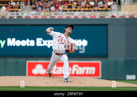 Der Pitcher der Minnesota Twins Kenta Maeda (18) wirft im ersten Inning während eines regulären MLB-Saisonspiels zwischen den Arizona Diamondbacks einen Platz Stockfoto