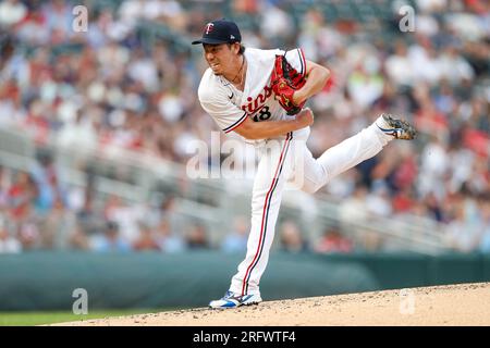 Der erste Pitcher der Minnesota Twins Kenta Maeda (18) wirft im zweiten Inning während eines regulären MLB-Saisonspiels zwischen dem Arizona Diamondback einen Platz Stockfoto