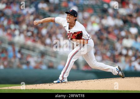 Der erste Pitcher der Minnesota Twins Kenta Maeda (18) wirft im zweiten Inning während eines regulären MLB-Saisonspiels zwischen dem Arizona Diamondback einen Platz Stockfoto