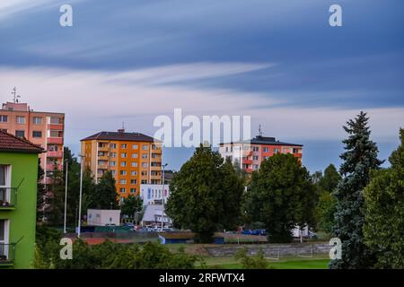 Vorbereitete Häuser in der Stadt, bewölkt Stockfoto