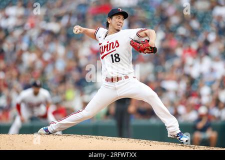 Der erste Pitcher der Minnesota Twins, Kenta Maeda (18), wirft während eines regulären MLB-Saisonspiels zwischen den Arizona Diamondbacks und Minnesota auf die Platte Stockfoto