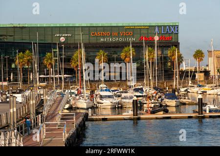 Segelyachten im Yachthafen, Centro Comercial, Einkaufszentrum Laxe, Stadt Vigo, Galicien, Spanien Stockfoto