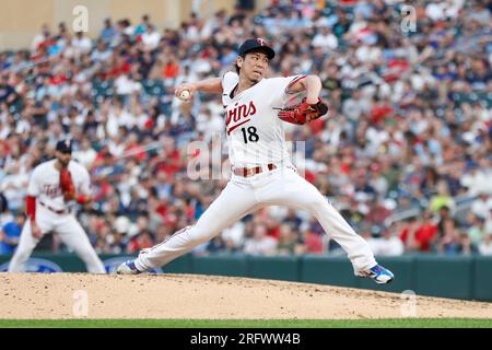 Der erste Pitcher der Minnesota Twins, Kenta Maeda (18), wirft während eines regulären MLB-Saisonspiels zwischen den Arizona Diamondbacks und Minnesota auf die Platte Stockfoto