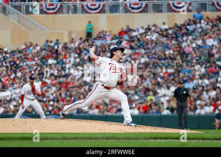 Der erste Pitcher der Minnesota Twins, Kenta Maeda (18), wirft während eines regulären MLB-Saisonspiels zwischen den Arizona Diamondbacks und Minnesota auf die Platte Stockfoto