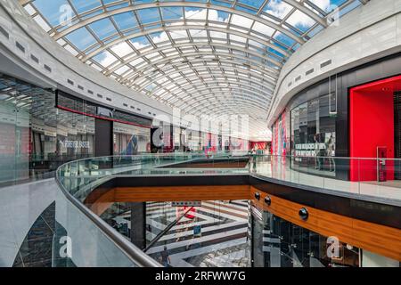 2023-07-29 Kiew, Ukraine. Leeres Einkaufszentrum in Kiew mit ein paar Leuten und geschlossenen Geschäften. Stockfoto