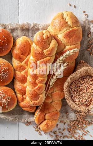 Gesundes und leckeres Brot frisch gebacken. Rustikale Brotlaibe. Stockfoto