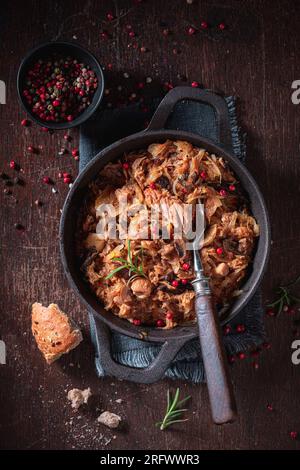 Schmackhafter und würziger Eintopf aus Rind und Sauerkraut. Bigos ist traditionelles polnisches Essen. Stockfoto