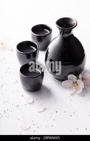 Spezieller japanischer Sake im japanischen Restaurant. Alkoholkonsum in Japan. Stockfoto