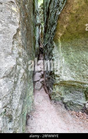 Rille zwischen zwei Felsformationen im Naturschutzgebiet Teufelsschlucht, festsitzende Steine im Hintergrund, unregelmäßige Textur, enge Risse durch Durchgang o Stockfoto