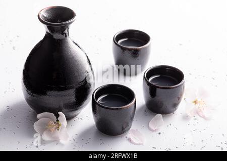 Spezieller japanischer Sake mit rosa Blüten. Die Methode der Alkoholausschüttung in Japan. Stockfoto