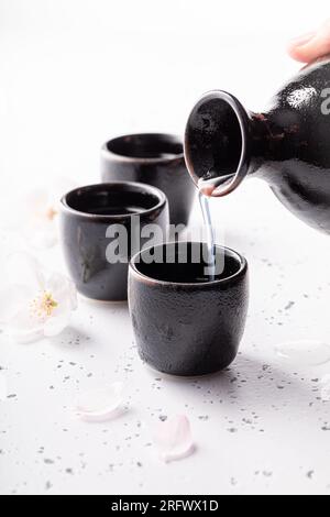 Traditioneller japanischer Sake im japanischen Restaurant. Alkoholkonsum in Japan. Stockfoto