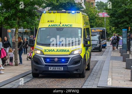 Preston NHS Lancashire, Großbritannien, August 2023. Wetter in Großbritannien. Einsatzfahrzeuge reagieren auf einen Vorfall an einem nassen Tag im Stadtzentrum von Preston, Stockfoto