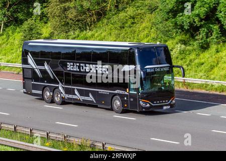 „Beat of the Street“-Einzel-Doppeldecker-Schlafwagen speziell für die Unterhaltungsindustrie, die auf der Autobahn M6 in Greater Manchester, Großbritannien, fahren Stockfoto