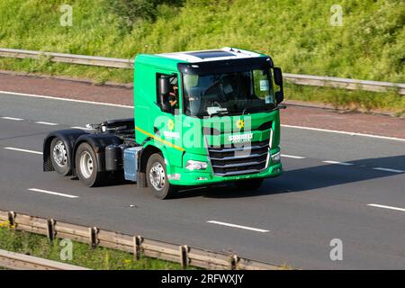 Sunbelt Rentals, Plant & Equipment Mieten Sie den neuen 2023 DAF XG Lkw-Heckhubwagen-Zugmaschine Übergröße Lkw-Fahrerhäuser, Road Transport Expo „23 Fahrzeug, das mit hoher Geschwindigkeit auf der Autobahn M6 im Großraum Manchester, Großbritannien, fährt Stockfoto