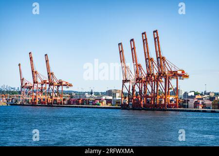 Portalkrane am Containerterminal Vancouver Centerm, Hafen von Vancouver, BC, Kanada. Stockfoto