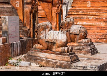 Zwei kniende Elefantenskulpturen wie Grabstupa auf dem birmanischen Friedhof und Pagodenwald von in-Dein auf dem Inle-See in Myanmar, Asien Stockfoto