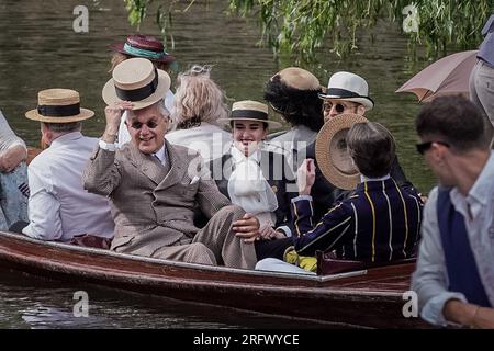 Cambridge, Großbritannien. 6. August 2023. Cambridge Punt der Society of Salome zur Jahrhundertwende. Die Society ist makellos gekleidet in Sommerbekleidung von 1890er bis 1910er Jahren und hat Anhänger der historischen Mode und Kultur. Sie kleiden sich in viktorianischer Zeit, während sie die historische Stadt Cambridge über die River Cam erkunden. Kredit: Guy Corbishley/Alamy Live News Stockfoto