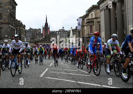 Edinburgh, Schottland, Großbritannien. 6. Aug 2023. UCI World Cycling Championships Men's Elite Road Race, Start in Holyrood und Ende in Glasgow. Blick auf das Peleton auf der Hannover Street in Richtung des Hügels. Kredit: Craig Brown/Alamy Live News Stockfoto