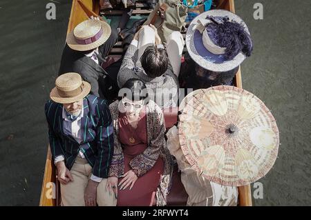 Cambridge, Großbritannien. 6. August 2023. Cambridge Punt der Society of Salome zur Jahrhundertwende. Die Society ist makellos gekleidet in Sommerbekleidung von 1890er bis 1910er Jahren und hat Anhänger der historischen Mode und Kultur. Sie kleiden sich in viktorianischer Zeit, während sie die historische Stadt Cambridge über die River Cam erkunden. Kredit: Guy Corbishley/Alamy Live News Stockfoto