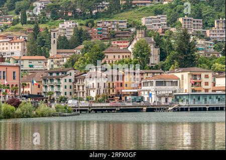 Die Grenze zwischen Italien und der Schweiz an den Bräuchen Lavena Ponte Tresa und Luganer See Stockfoto