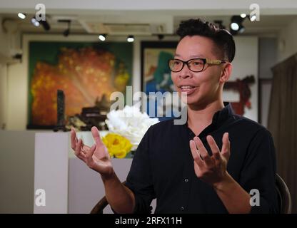 Hongkong, China. 30. Juli 2023. Ceramicist Leo Wong spricht während eines Interviews mit Xinhua in Hongkong, Südchina, am 30. Juli 2023. PASSEND zu „Feature: Hong Kong Ceramicist atmet Leben in Blumenskulpturen“ Credit: Wang Shen/Xinhua/Alamy Live News Stockfoto