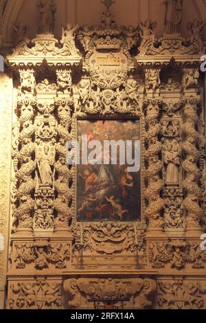 Lecce, Italien. Das Innere der Kirche St. Irene aus dem 16. Jahrhundert. Der Altar von Charles Borromeo. Stockfoto