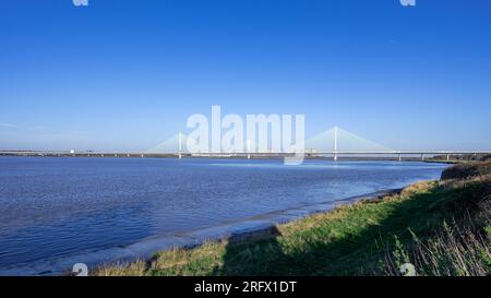 Wigg Island, Widnes - mit Blick auf den Fluss Mersey und die Mersey Gateway Bridge Stockfoto