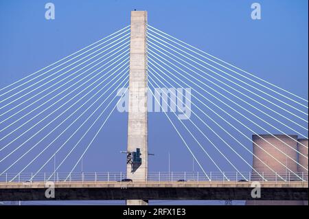 Wigg Island, Widnes - mit Blick auf den Fluss Mersey und die Mersey Gateway Bridge Stockfoto