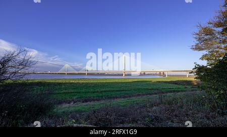 Wigg Island, Widnes - mit Blick auf den Fluss Mersey und die Mersey Gateway Bridge Stockfoto