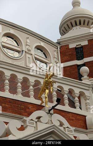 Statue des Quecksilbers mit Blattgold auf dem historischen Grand Opera House in Belfast Stockfoto