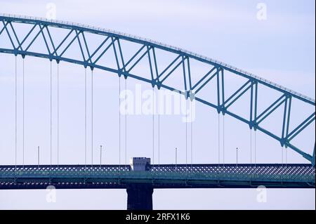 Wigg Island, Widnes - mit Blick auf den Fluss Mersey und die Silver Jubilee Bridge Stockfoto