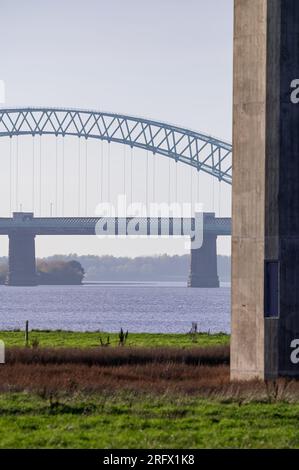 Wigg Island, Widnes - mit Blick auf den Fluss Mersey und die Silver Jubilee Bridge Stockfoto