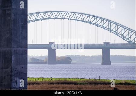 Wigg Island, Widnes - mit Blick auf den Fluss Mersey und die Silver Jubilee Bridge Stockfoto