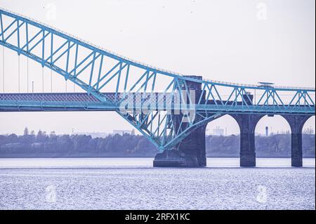 Wigg Island, Widnes - mit Blick auf den Fluss Mersey und die Silver Jubilee Bridge Stockfoto