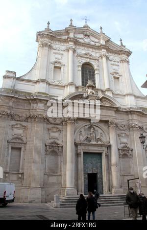 Lecce, Italien. Menschen, die während der COVID-19-Pandemie auf der Via Salvatore Trinchese im historischen Zentrum wandern, tragen Masken.Außenansicht des 16 Stockfoto