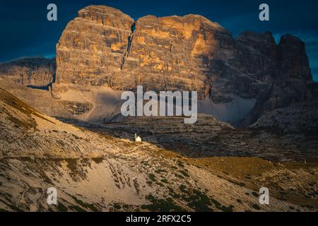 Cappella degli Alpini kleine Kapelle und wunderschöne hohe Klippen bei Sonnenuntergang in den Dolomiten, in der Nähe der Tre Cime Gipfel, Italien, Europa Stockfoto