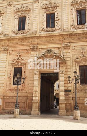 Lecce, Italien. Außenansicht des Palazzo dei Celestini aus dem 16. Jahrhundert mit reich verziertem Portal. Stockfoto