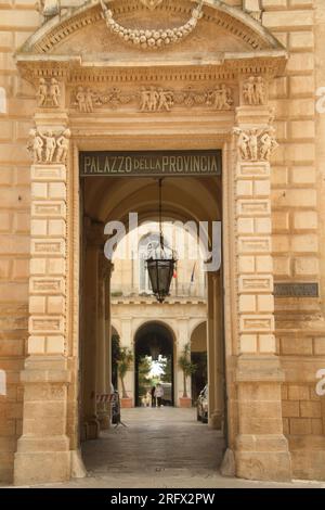 Lecce, Italien. Außenansicht des Palazzo dei Celestini aus dem 16. Jahrhundert mit reich verziertem Portal. Stockfoto