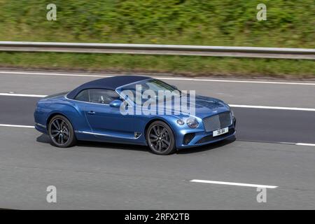 2019 Bentley Continental GT Auto W12 Auto Blue Car Cabriolet Benzinmotor 5950 cm3; Fahrt mit hoher Geschwindigkeit auf der Autobahn M6 im Großraum Manchester, Großbritannien Stockfoto