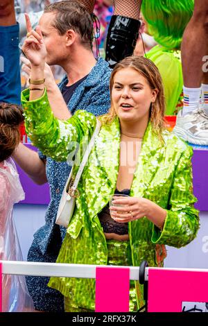 Amsterdam, Niederlande. 5. Aug. 2023. AMSTERDAM, NIEDERLANDE - AUGUST 5: Gräfin Eloise van Oranje aus den Niederlanden auf einem Boot während des Canal Pride Amsterdam am 5. August 2023 in Amsterdam, Niederlande. Kredit: Patrick van Katwijk/dpa/Alamy Live News Stockfoto